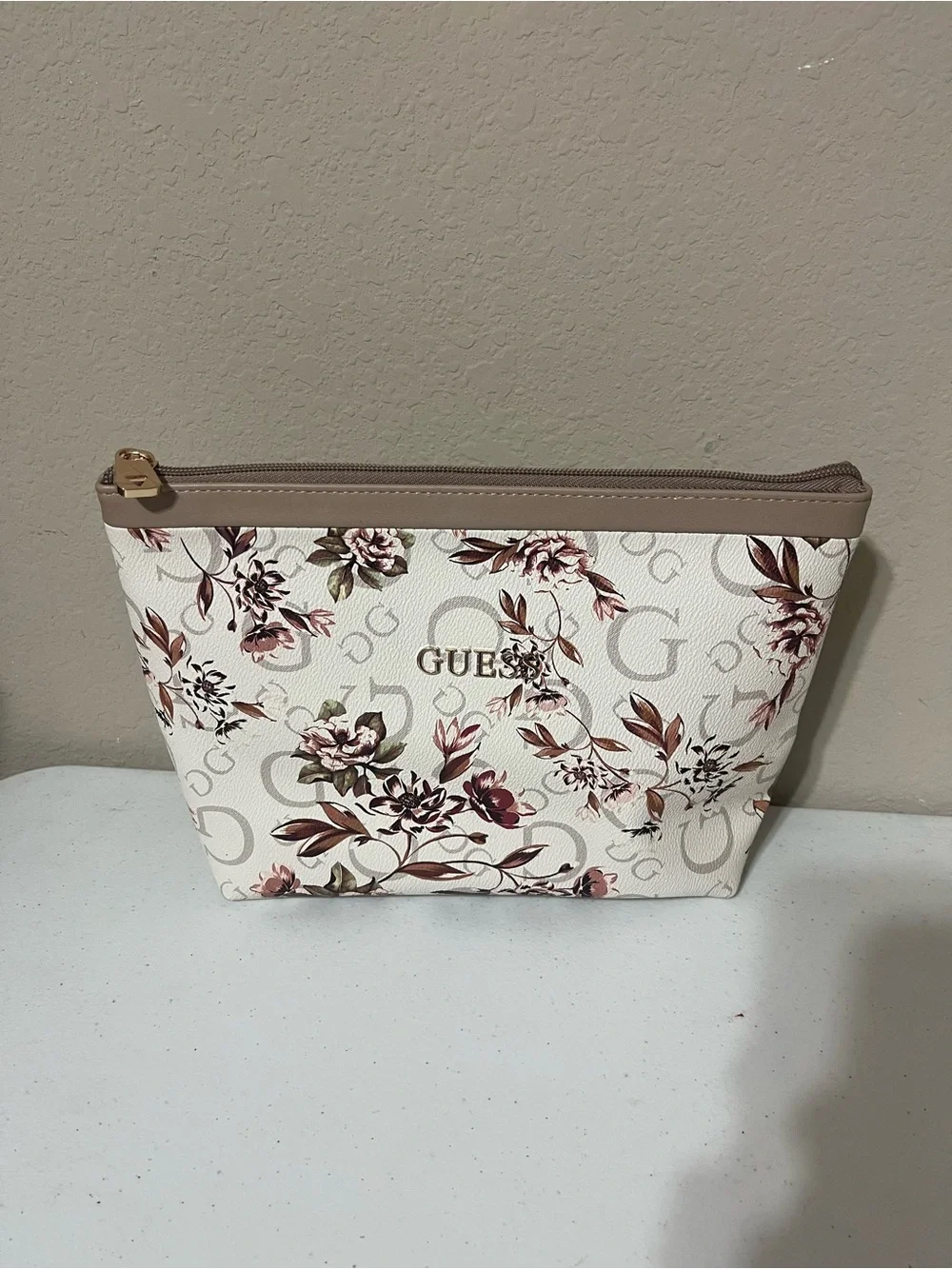 GUESS Womens Cosmetic Travel Bag Elegant With Floral Design NEW